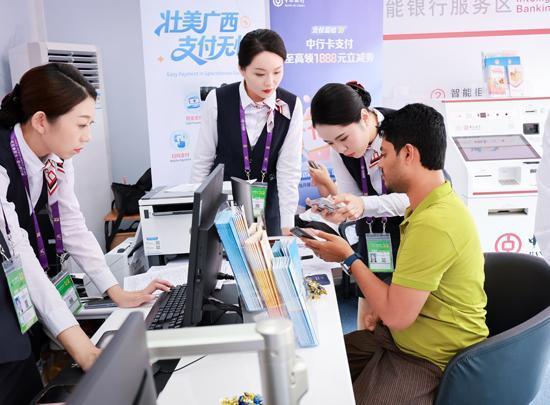 信捷策路 朱槿花下的“中行红”